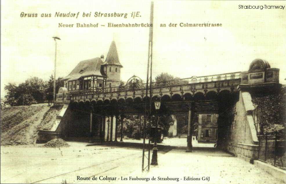 Un tram en couleur d'origine, vert, passe sous le pont de la ligne Strasbourg-Kehl, � la limite des quartiers du Neudorf et de la Meinau, pont de nos jours appel� 